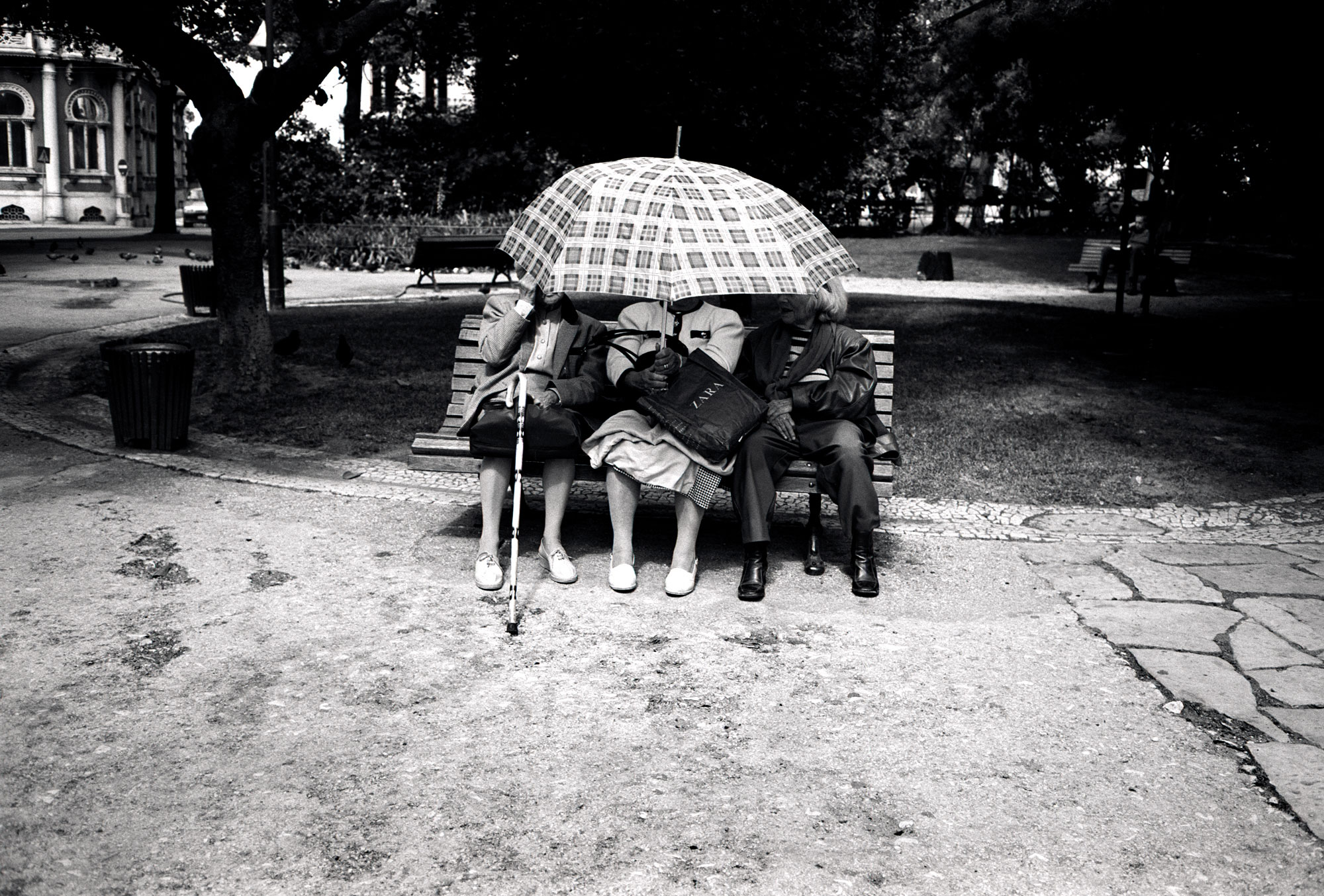 LISB-umbrella-ladies_bw