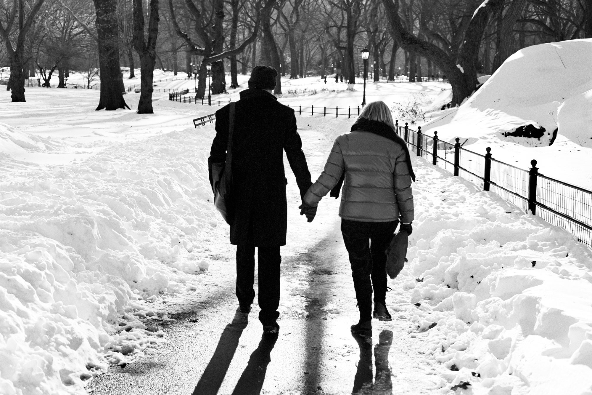 Xmas_Snow_2010_HoldingHands-Edit